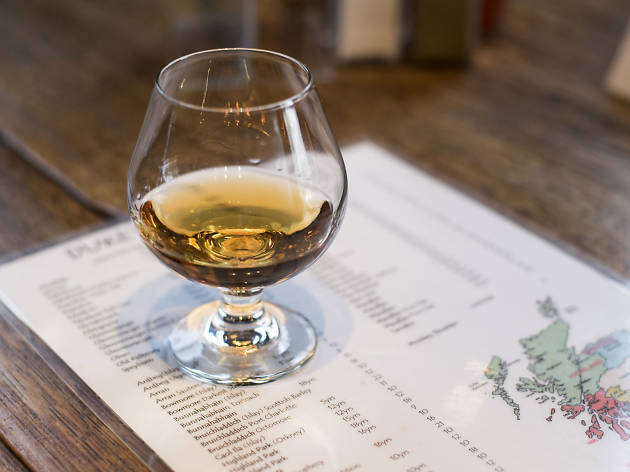 11 Best Whiskey Bars In Chicago For Bourbon Scotch And Rye