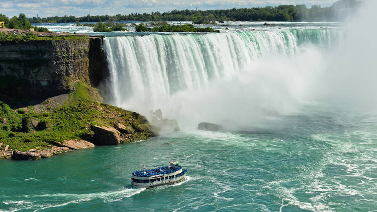 Niagara Falls, Toronto and the Thousand Islands (6hrs from NYC by car, 1½hrs from NYC by plane) 