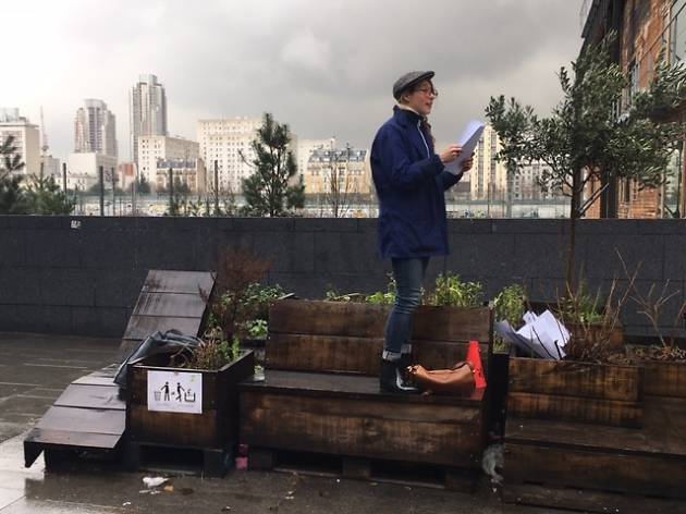 On a rencontré le dernier crieur de Paris et c'est une femme On a rencontré le dernier crieur de Paris et c'est une femme