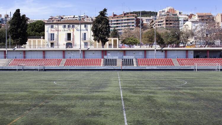 Por las noches juega en una liga de fútbol