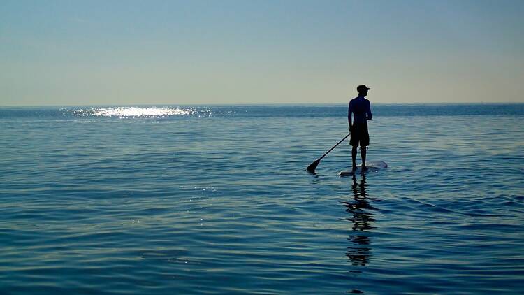 En verano, sus afterworks son de paddle surf