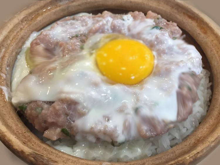 Beef and egg claypot rice at Chan Hon Kee