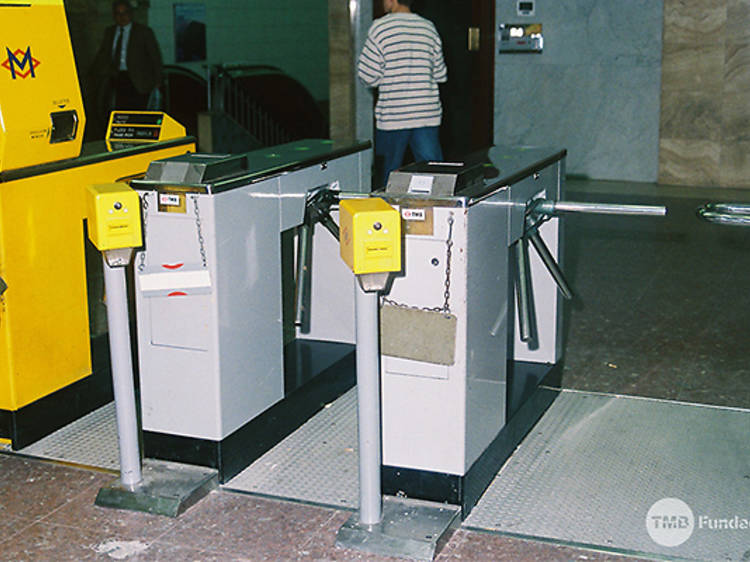 Per què es valida el bitllet de Metro per l'esquerra si s'entra per la dreta?