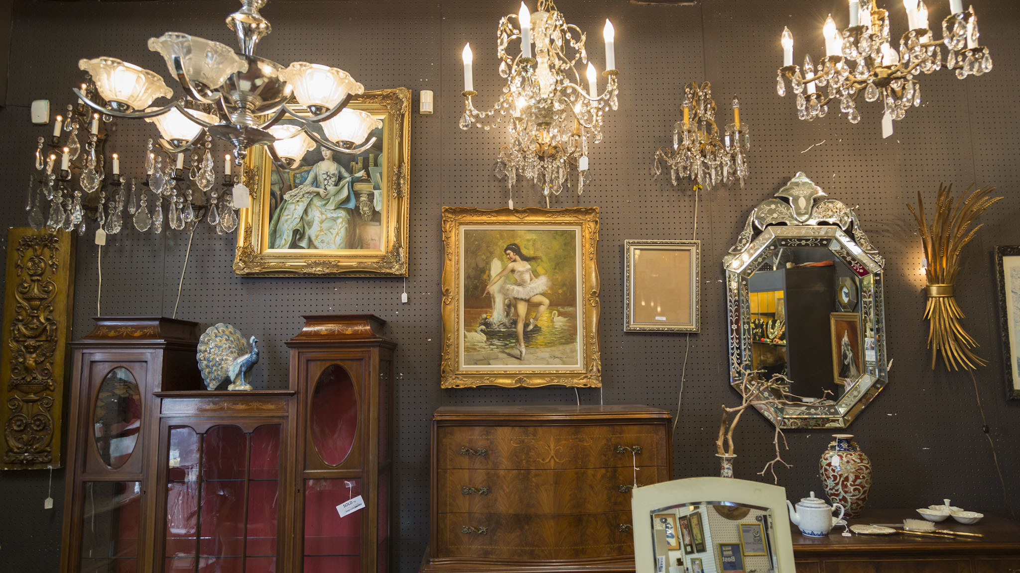 Lincoln Antique Mall Shopping in Irving Park, Chicago