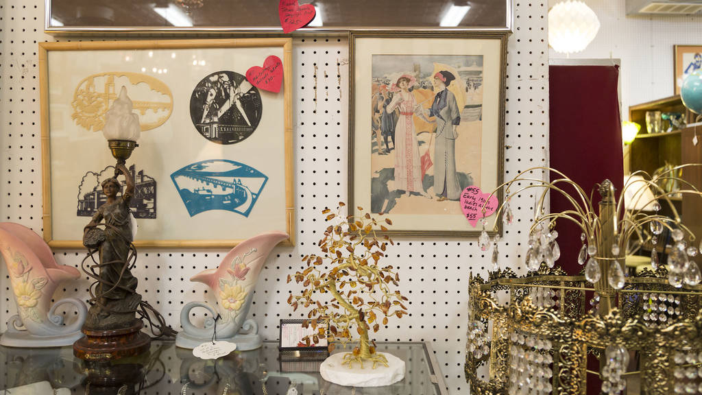 Lincoln Antique Mall Shopping in Irving Park, Chicago