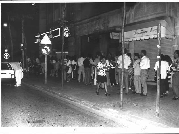 Cinema Ultònia. Cues per anar a veure la pel·lícula "Instinto Básico" 1992 Cinema Ultònia. Cues per anar a veure la pel·lícula "Instinto Básico" 1992
