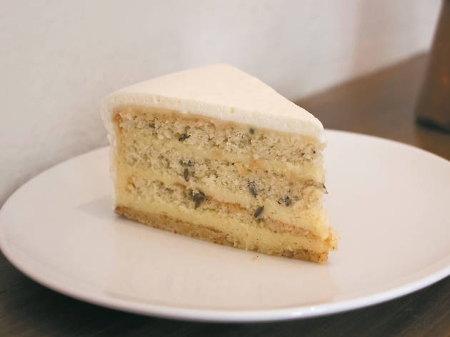 Pastel de lavanda y café turco perfumado con agua de rosas y cardamomo Pastel de lavanda y café turco perfumado con agua de rosas y cardamomo