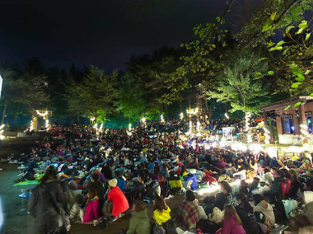 この春、開催される野外上映4選 夜空と交差する森の上映会