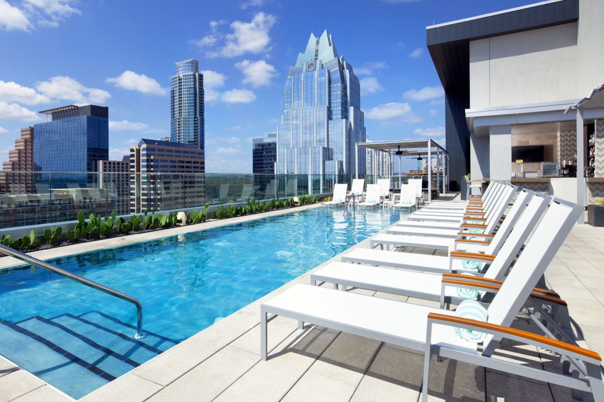 12 Best Rooftop Bars in Austin for Drinks With a View