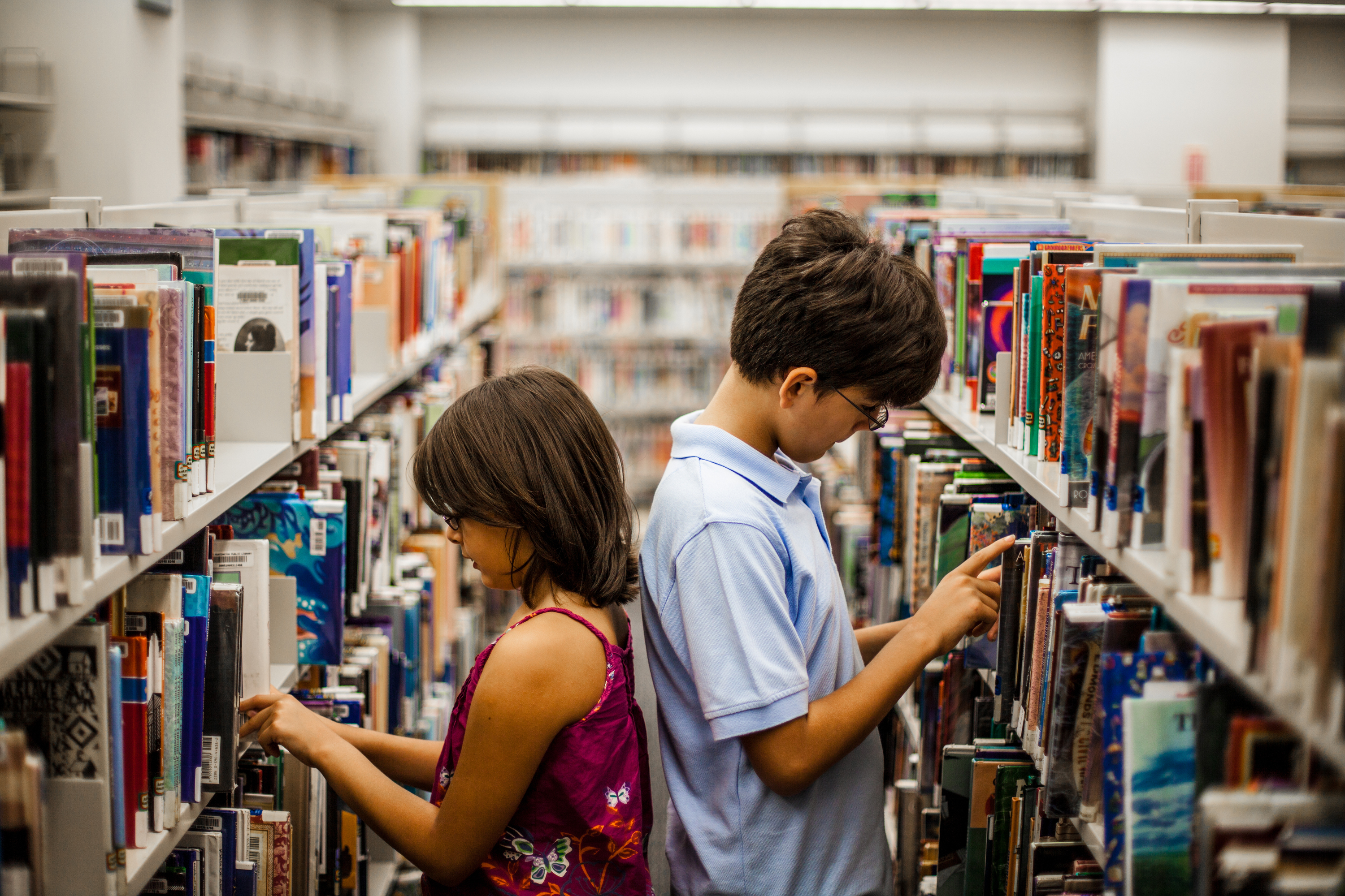 Открытый доступ в библиотеке. Подростки в библиотеке. Читатели в библиотеке. Дети в библиотеке. Современный читатель.
