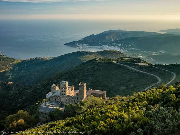 Monestir medieval de Sant Pere de Rodes. Al fons, la badia del Port de la Selva. Serra de la Verdera. El Port de la Selva, Alt Empordà, Girona Monestir medieval de Sant Pere de Rodes. Al fons, la badia del Port de la Selva. Serra de la Verdera. El Port de la Selva, Alt Empordà, Girona