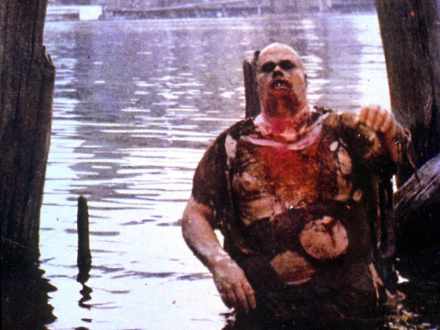Zombie: Noche de pánico Un zombie emerge de las profundadides