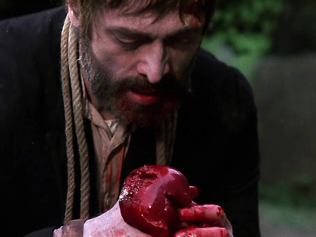 No profanar el sueño de los muertos Zombie comiendo un corazón
