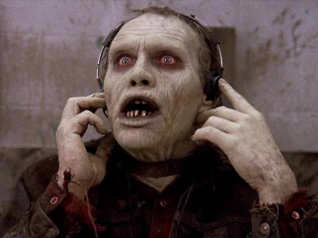El día de los muertos Zombie descubriendo el Walkman