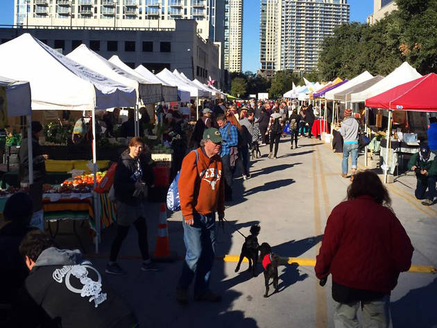 Stroll around a farmers' market Stroll around a farmers' market