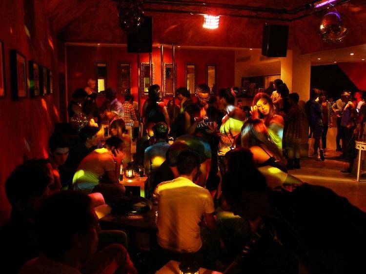 Bares e discotecas LGBT para ELAS