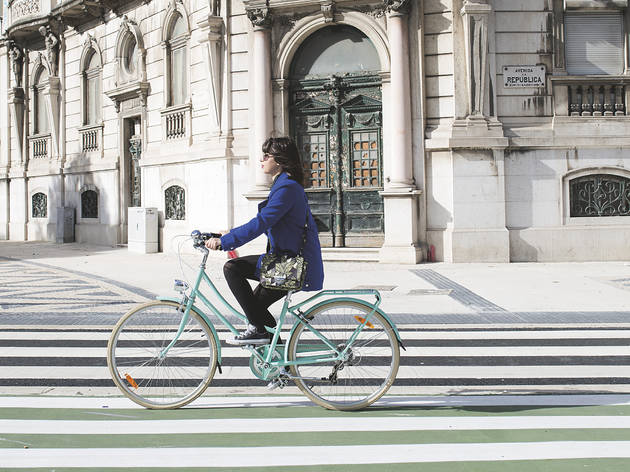bicicletas nas avenidas novas inês para destaque com vento a dar a dar