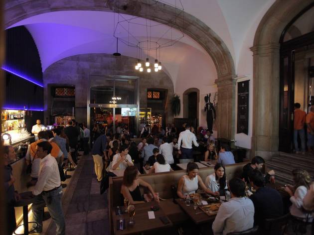 palácio chiado à noite palácio chiado à noite