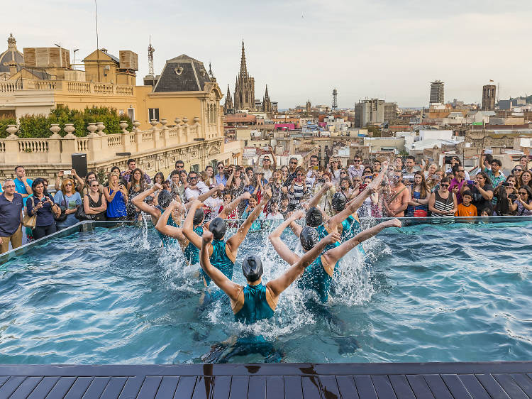 Synchronized swimming at Ohla Barcelona