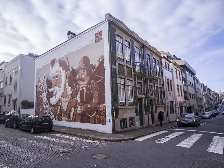 Admire obras de arte na Rua de Miguel Bombarda