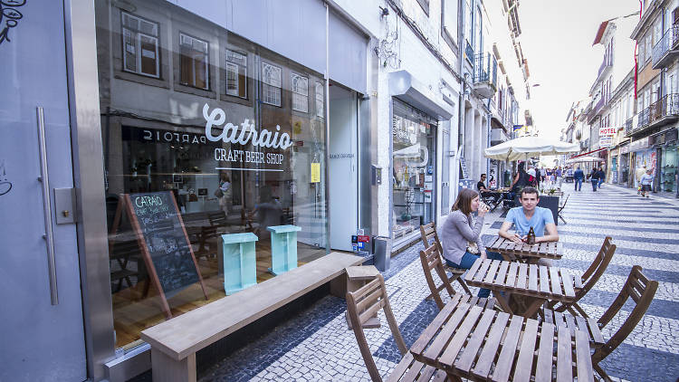 Beber uma cerveja na Catraio Craft Beer Shop