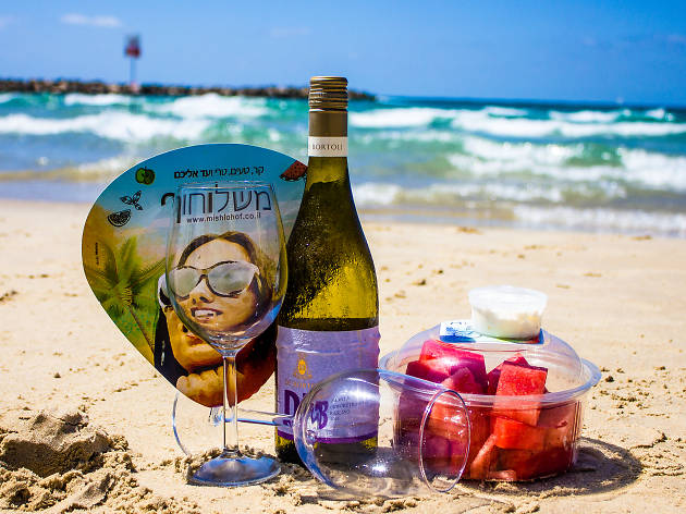I can get drinks & munchies delivered right to my beach chair!? I don't believe you! I can get drinks & munchies delivered right to my beach chair!? I don't believe you!