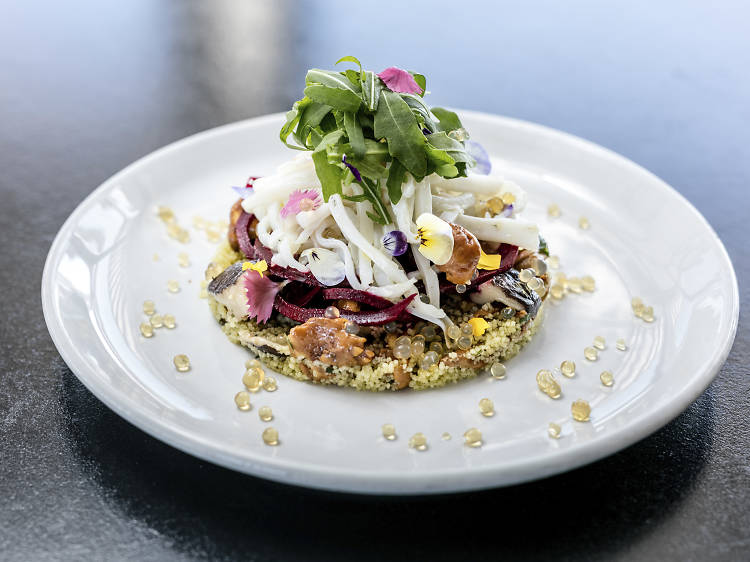 salada de cuscuz com cogumelos e lulas na brasa