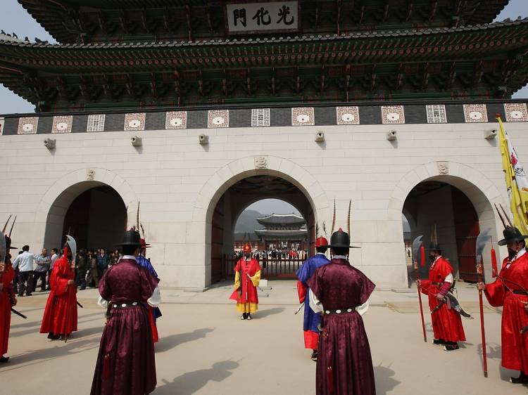 13:00~15:00 ▶ 경복궁 파수의식, 수문장 교대의식 감상 후 경복궁 산책하기