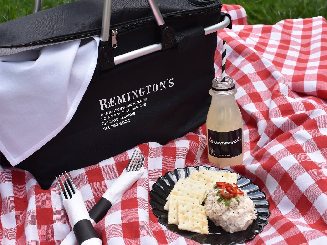 Where to buy gourmet picnic baskets in Chicago