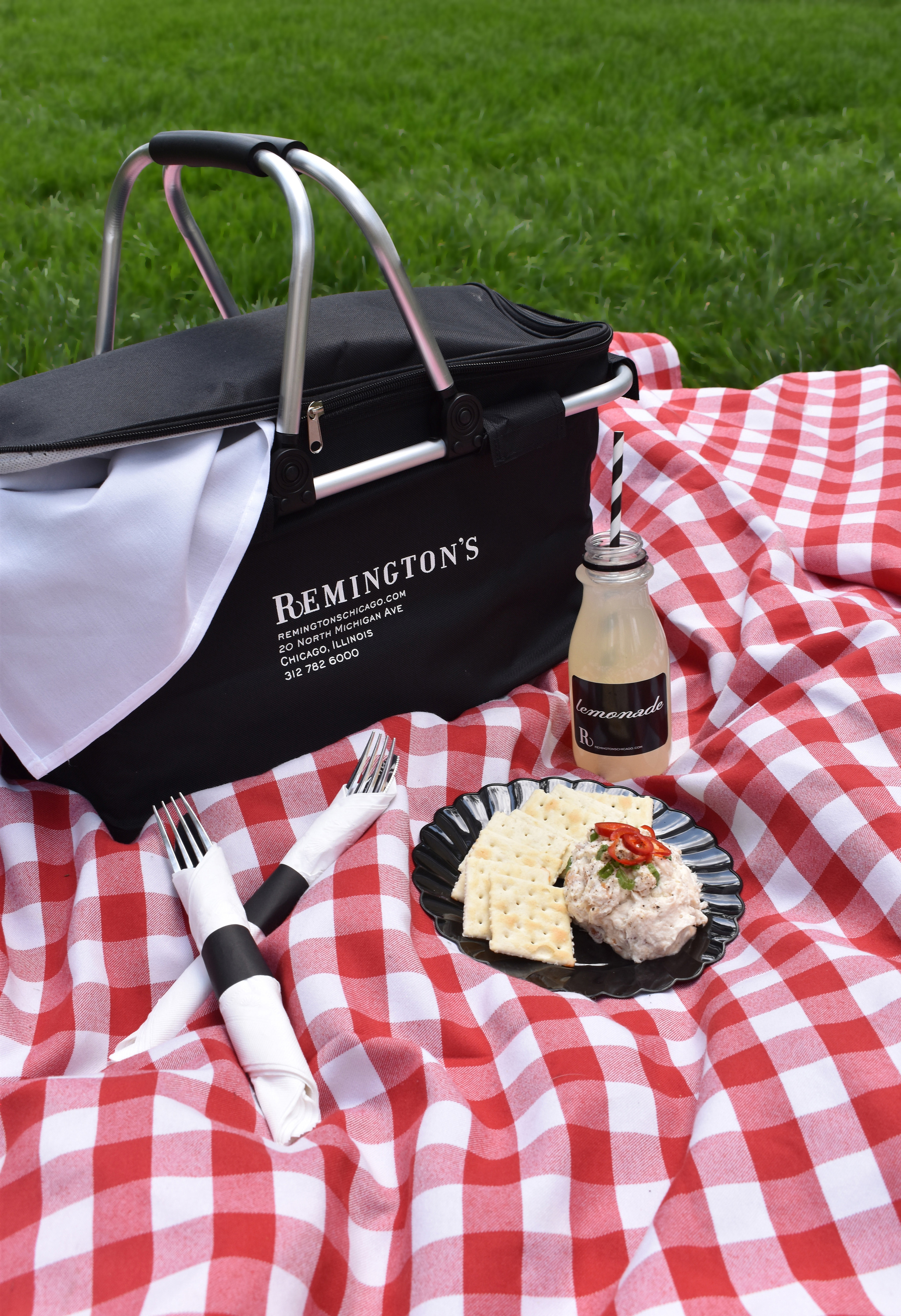 Where to buy gourmet picnic baskets in Chicago