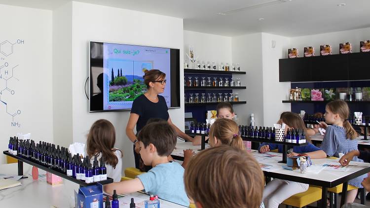 Les ateliers pour enfants du Grand Musée du Parfum : une activité qui sent bon les vacances