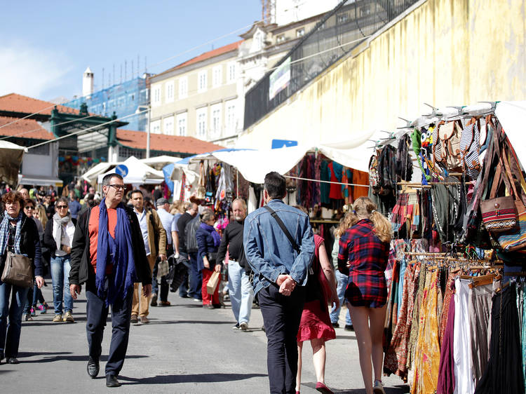 Ir atrás de pechinchas na Feira da Ladra