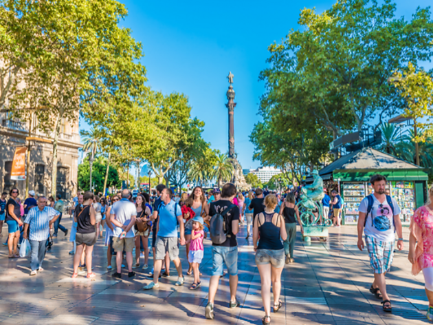 Aprovat l'impost per als turistes que no pernoctin a Barcelona Aprovat l'impost per als turistes que no pernoctin a Barcelona