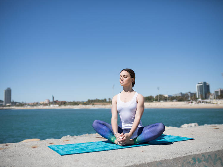 Yoga al aire libre en Barcelona