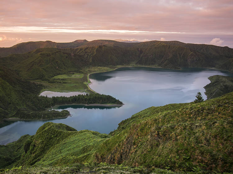 Molhar os pés na Lagoa do Fogo