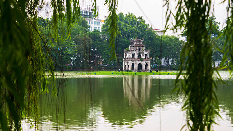 (1) ทะเลสาบฮว่านเกี๋ยม (HoànKiếm Lake)