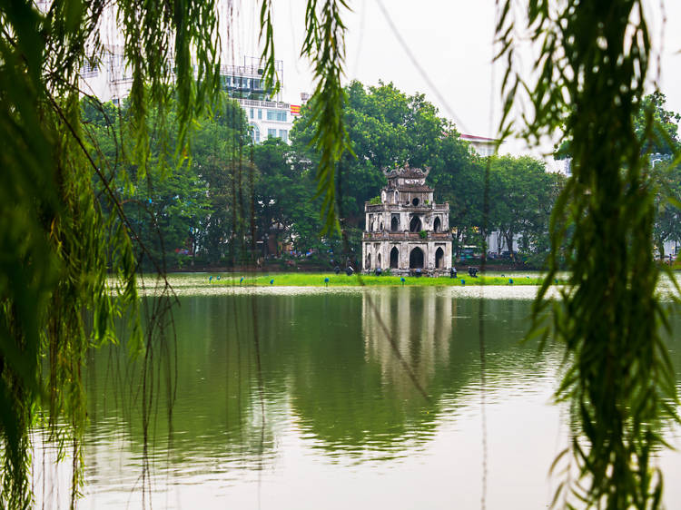 (1) ทะเลสาบฮว่านเกี๋ยม (HoànKiếm Lake)