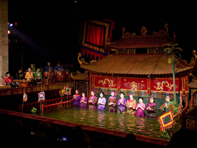 (3) โชว์หุ่นกระบอกน้ำที่ Thang Long Water Puppet Theatre