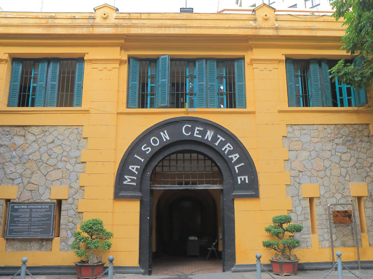 (4) พิพิธภัณฑ์เรือนจำ Hoa Lo (HỏaLò Prison)