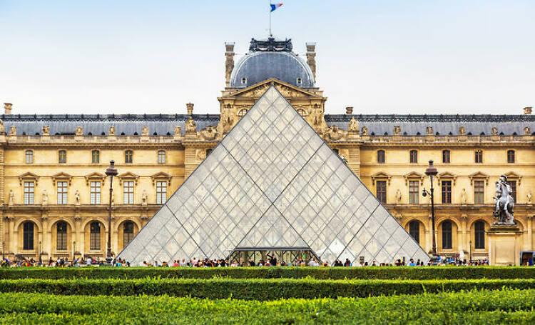 Skip-the-line Louvre and Seine bus tour