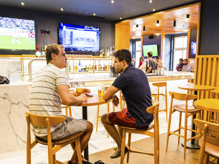 Ver a bola no novo sportsbar da cidade: The Coach