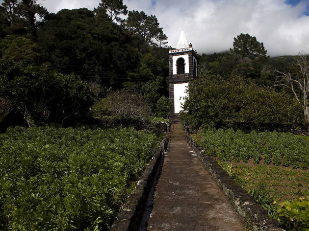 Veja a Torre Sineira que resistiu ao vulcão na Urzelina Veja a Torre Sineira que resistiu ao vulcão na Urzelina