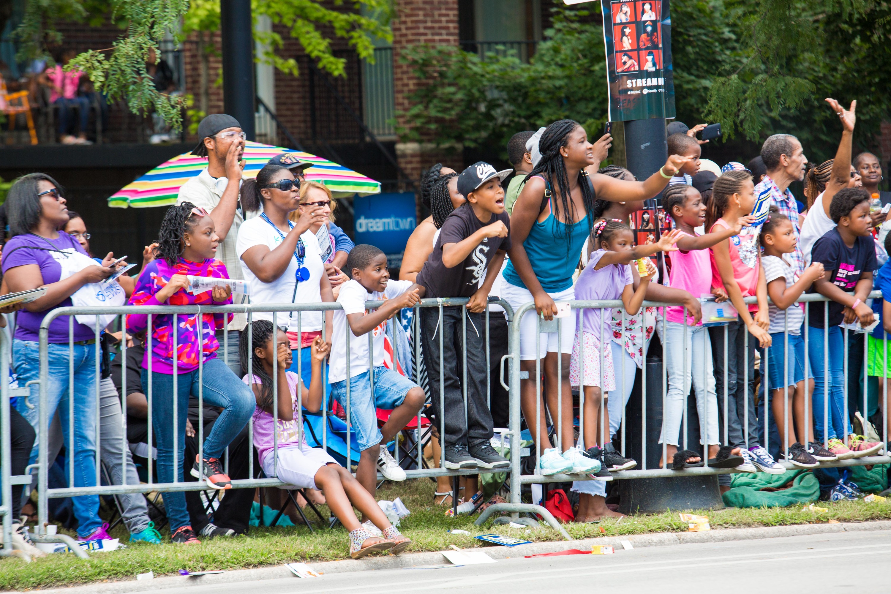 bmo harris bank at the bud billiken parade