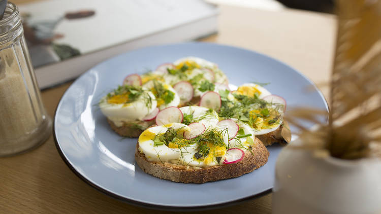 Tosta de aioli de alcaparras, ovo cozido e rabanete