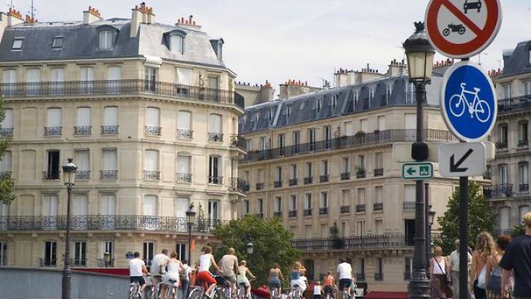 Cycle through the heart of Paris