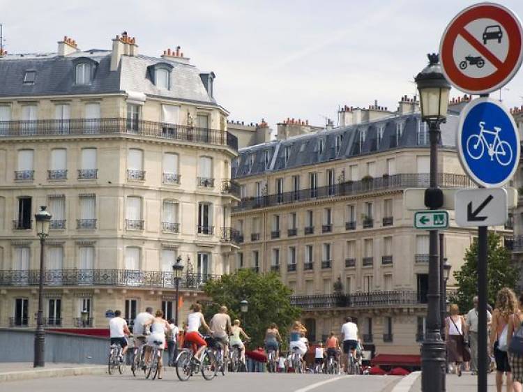 Cycle through the heart of Paris