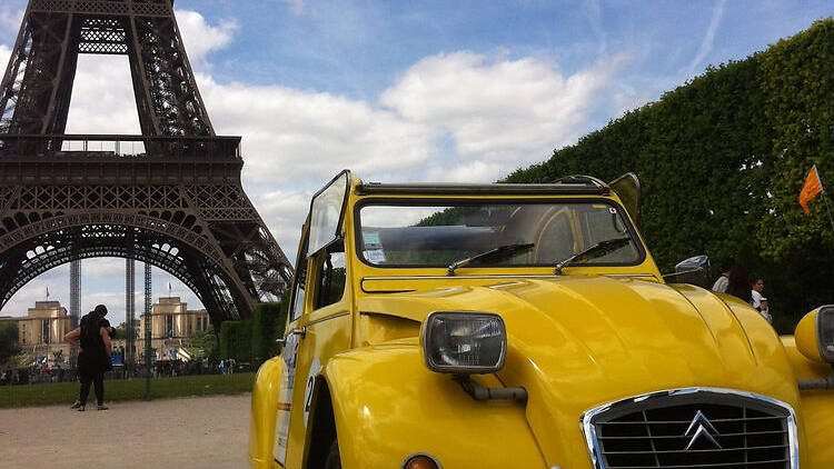 Private Paris tour in a Citroen 2CV