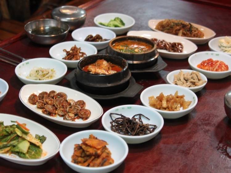 19 side dishes in one meal at Cheogajip: 9,000 won