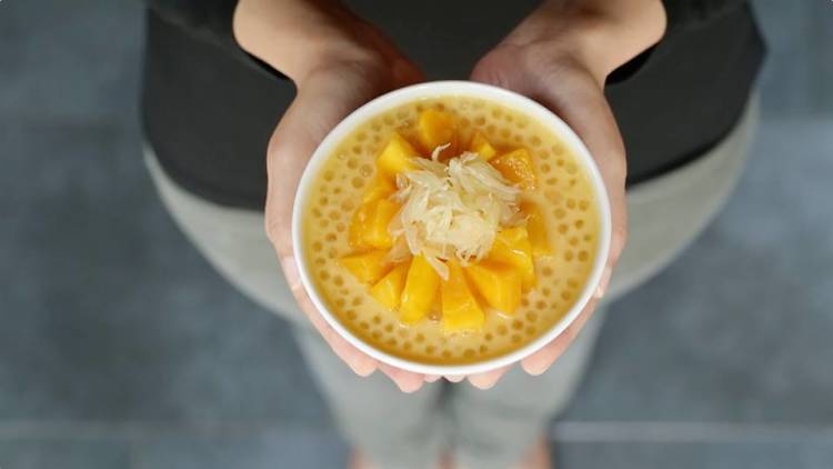 Mango with pomelo and sago