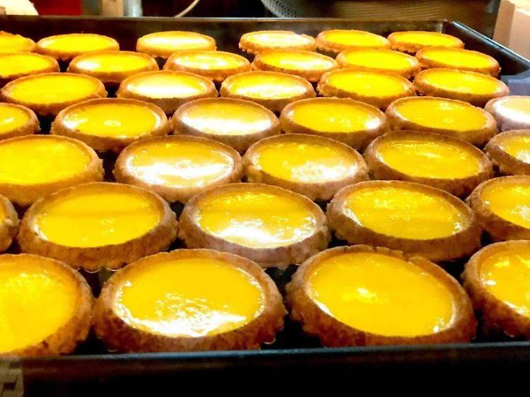 Egg tarts at Honolulu Coffee Shop